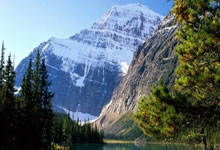 内维尔:阿诺德需更认真地对待防守,在皇马他将面临激烈竞争.